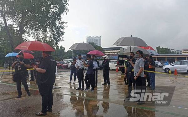 Anggota polis beratur untuk memasuki pusat pengundian di Dewan Ibu Pejabat Polis Kontinjen ( IPK) Johor.