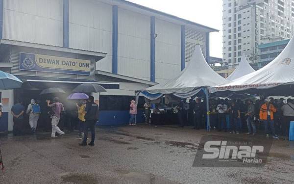 Hujan renyai pada hari pengundian awal di Dewan Dato Onn Ibu Pejabat Polis Kontinjen ( IPK) Johor pada Selasa.