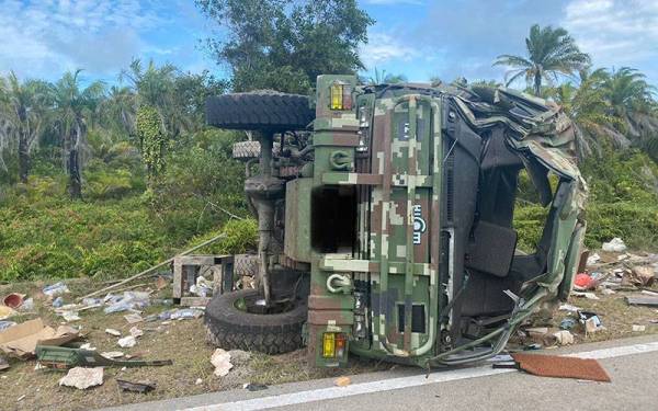 Seorang anggota tentera maut manakala empat yang lain cedera selepas trak dinaiki terlibat nahas di Kilometer 16, Jalan Penawar-Punggai, Kota Tinggi, pada Isnin.