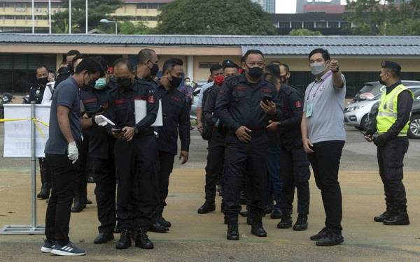 Anggota Polis Diraja Malaysia (PDRM) memasuki pekarangan pusat pengundian untuk menunaikan tanggungjawab dengan mengundi awal pada Pilihan Raya Negeri (PRN) Johor ke-15 di Dewan Dato Onn, Ibu Pejabat Polis Kontinjen Johor hari ini.