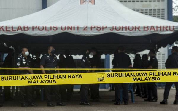 Anggota Polis Diraja Malaysia (PDRM) beratur untuk menunaikan tanggungjawab dengan mengundi awal pada Pilihan Raya Negeri (PRN) Johor ke-15 di Dewan Dato Onn, Ibu Pejabat Polis Kontinjen Johor hari ini.