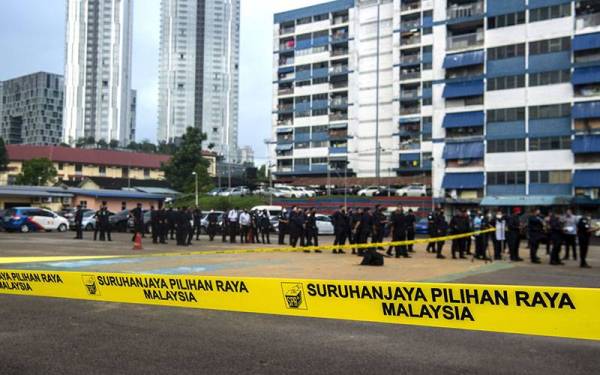 Anggota Polis Diraja Malaysia (PDRM) beratur untuk menunaikan tanggungjawab dengan mengundi awal pada Pilihan Raya Negeri (PRN) Johor ke-15 di Dewan Dato Onn, Ibu Pejabat Polis Kontinjen Johor hari ini.