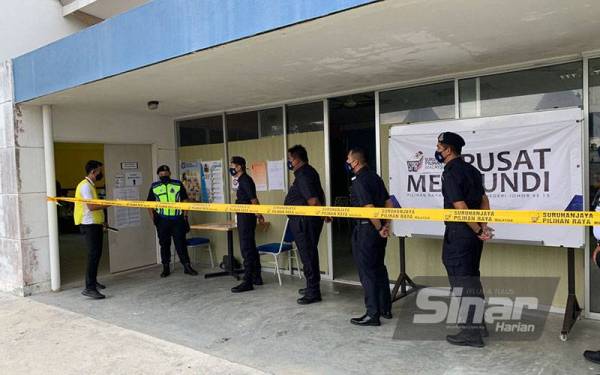Anggota polis beratur di luar dewan mengundi, di sini, pada Selasa dengan mengikut SOP yang ditetapkan.