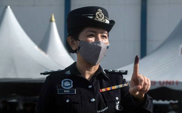 Anggota Polis Diraja Malaysia (PDRM) menunjukkan jarinya yang sudah dicelup dengan dakwat kekal selepas menunaikan tanggungjawab dengan mengundi awal bagi Pilihan Raya Negeri (PRN) Johor ke-15 di Dewan Dato Onn, Ibu Pejabat Polis Kontinjen Johor hari ini.