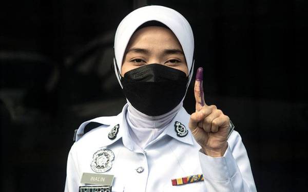 Anggota Polis Diraja Malaysia (PDRM) Lans Koperal Inalin Hatabi menunjukkan jarinya yang sudah dicelup dengan dakwat kekal selepas menunaikan tanggungjawab dengan mengundi awal bagi Pilihan Raya Negeri (PRN) Johor ke-15 di Dewan Dato Onn, Ibu Pejabat Polis Kontinjen Johor hari ini.