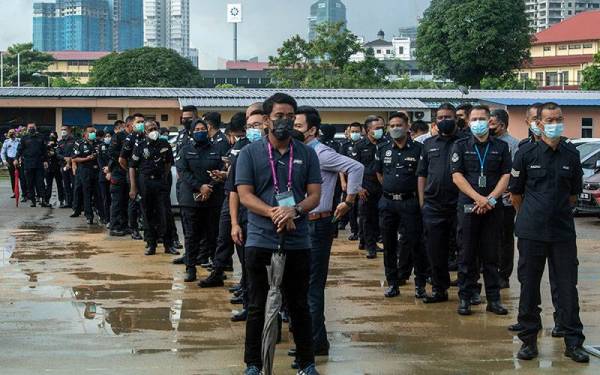 Anggota Polis Diraja Malaysia (PDRM) beratur untuk menunaikan tanggungjawab dengan mengundi awal pada Pilihan Raya Negeri (PRN) Johor ke-15 di Dewan Dato Onn, Ibu Pejabat Polis Kontinjen Johor hari ini.