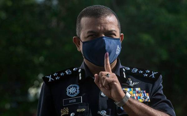 Pengarah Jabatan Siasatan Jenayah Narkotik (JSJN) Bukit Aman Datuk Ayob Khan Mydin Pitchay menunjukkan jarinya yang sudah dicelup dengan dakwat kekal selepas menunaikan tanggungjawab dengan mengundi awal bagi Pilihan Raya Negeri (PRN) Johor ke-15 di Dewan Dato Onn, Ibu Pejabat Polis Kontinjen Johor hari ini.   