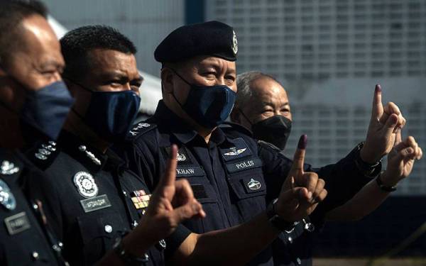 Anggota Polis Diraja Malaysia (PDRM) menunjukkan jarinya yang sudah dicelup dengan dakwat kekal selepas menunaikan tanggungjawab dengan mengundi awal bagi Pilihan Raya Negeri (PRN) Johor ke-15 di Dewan Dato Onn, Ibu Pejabat Polis Kontinjen Johor hari ini.