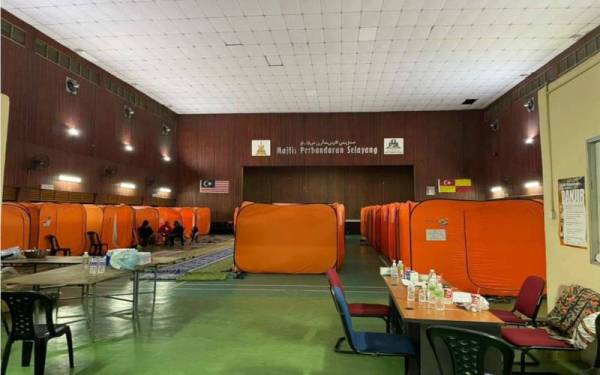 PPS Dewan Orang Ramai Seri Kundang mula dibuka kepada mangsa banjir sejak malam Isnin. - Foto Facebook Nadma.