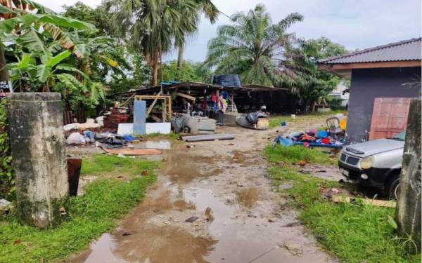 Banjir kembali surut di kawasan terjejas di Puchong, pada Selasa. - Foto Facebook Nadma