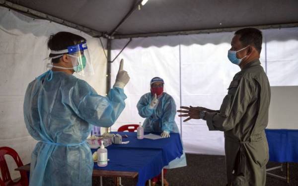 
Kakitangan Kementerian Kesihatan Malaysia memberi penerangan kepada anggota Angkatan Tentera Malaysia (ATM) yang bergejala, kontak rapat atau positif untuk membantu mereka menunaikan tanggungjawab sebagai pengundi ketika proses undi awal bagi Dewan Undangan Negeri (DUN) N.29 Mahkota sempena Pilihan Raya Negeri (PRN) Johor di Kem Mahkota hari ini.
