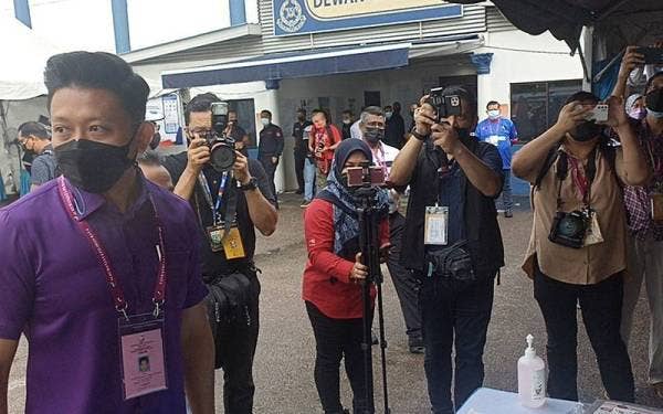 Muhammad Saiful Bahari (kiri) meninjau keadaan hari pengundi awal di IPK Johor pada Selasa