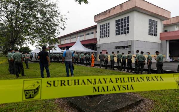 Anggota Angkatan Tentera Malaysia (ATM) beratur bagi menunggu giliran untuk menunaikan tanggungjawab sebagai pengundi ketika proses undi awal sempena PRN Johor di Kem Mahkota, pada Selasa. Foto Bernama
