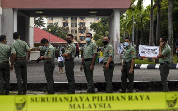 Anggota Angkatan Tentera Malaysia (ATM) beratur bagi menunggu giliran untuk menunaikan tanggungjawab sebagai pengundi ketika proses undi awal bagi Dewan Undangan Negeri (DUN) N.29 Mahkota sempena Pilihan Raya Negeri (PRN) Johor di Kem Mahkota hari ini.