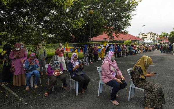Anggota Angkatan Tentera Malaysia (ATM) dan ahli keluarga mereka beratur bagi menunggu giliran untuk menunaikan tanggungjawab sebagai pengundi ketika proses undi awal bagi Dewan Undangan Negeri (DUN) N.29 Mahkota sempena Pilihan Raya Negeri (PRN) Johor di Kem Mahkota hari ini.