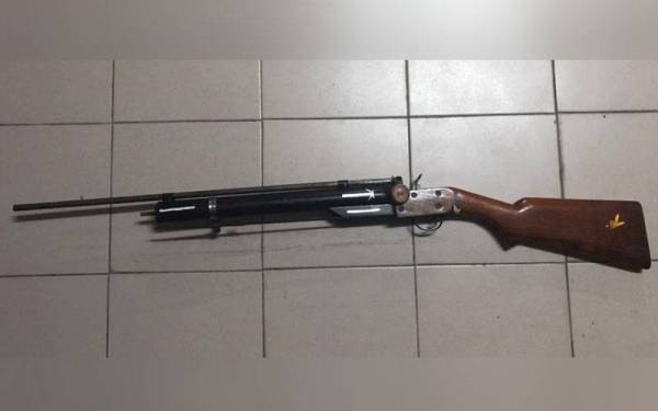 Senapang angin dipercayai milik seorang pemuda yang dirampas polis.