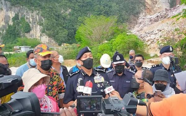 Mior Faridalathrash (tengah) ketika ditemui media di lokasi kejadian.