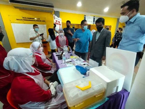 Johary (dua dari kanan) melawat reurai disediakan selepas merasmikan Karnival Bazar Ramadan di Dewan Serbaguna MBSJ pada Selasa.