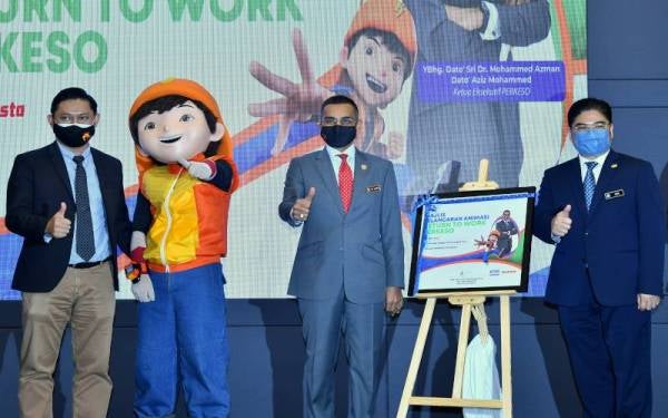 Mohammed Azman melancarkan pengiklanan dan promosi program Return to Work di Menara Perkeso, pada Selasa. Hadir sama Timbalan Ketua Eksekutif (Operasi) Perkeso John Riba Anak Marin (kanan) dan Pengarah Marketing Agensi dan Distribution Monsta Faiz Zainal Aabidin (kiri). - Foto Bernama