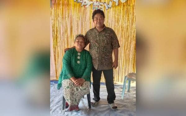 Gambar kenangan Wak Uda bersama suaminya, Itam. - Foto Ihsan pembaca