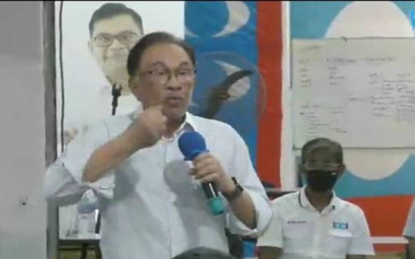 Anwar Ibrahim menyampaikan ceramah ketika menyantuni calon PKR DUN Larkin, Zamil Najwah Arbain sempena Jelajah Johor Anwar Ibrahim.