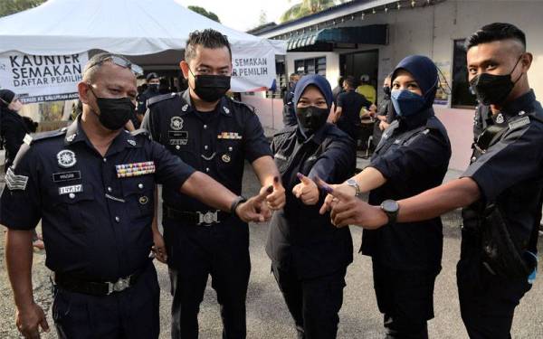 Lima anggota PDRM menunjukkan jari mereka yang sudah dicelup dengan dakwat kekal selepas melakukan pengundian awal bagi PRN Johor di Ibu Pejabat Polis Daerah Johor Bahru Utara pada Selasa. - Foto Bernama