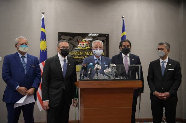 Perdana Menteri Datuk Seri Ismail Sabri Yaakob (tengah) pada sidang media khas di Bangunan Parlimen hari ini. -Foto Bernama