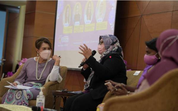 Mas Ermieyati (dua dari kiri) menggesa agar golongan wanita wajar diberikan lebih banyak ruang dalam berpolitik termasuk mengetengahkan mereka sebagai calon untuk bertanding pada pilihan raya. - Foto Bernama