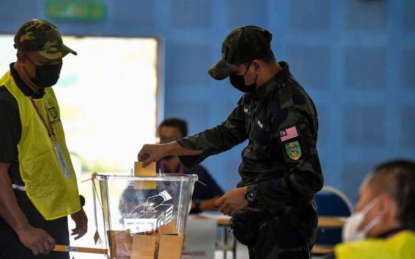 Anggota PGA menunaikan tanggungjawab pada hari mengundi awal bagi PRN Johor di Dewan Serbaguna, Batalion 6 PGA Bakri.- Foto Bernama