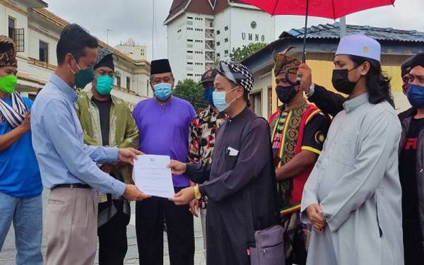 Noor hakimi (empat dari kanan) menyerahkan memorandum kepada wakil Pejabat Maik di Bangunan Wan Mat Saman, Alor Setar pada Selasa.