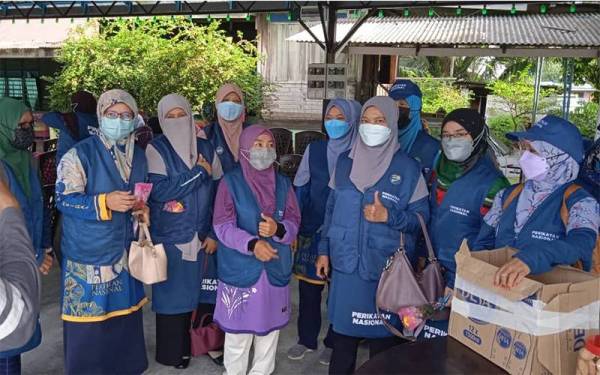 BERTUGAS - Jentera Pas Selayang, Selangor turun padang membantu kempen PRN Johor bagi calon PN DUN Simpang Jeram, Zarul@Mohamad Zahrul Salleh. Mereka menjadikan kawasan perumahan di Taman Jeram 3 sebagai lokasi mengedarkan risalah dan maklumat berkaitan calon kepada pengundi.
