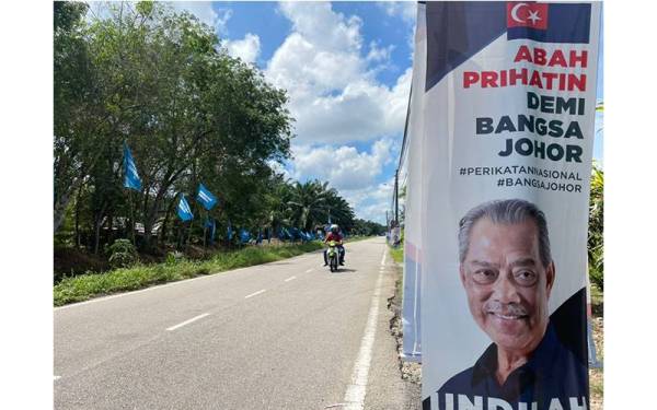 KEMPEN - Bendera PN dan poster yang memaparkan Pengerusinya, Tan Sri Muhyiddin
Yassin menghiasi sekitar jalan raya di Taman Sri Gading, Batu Pahat.
