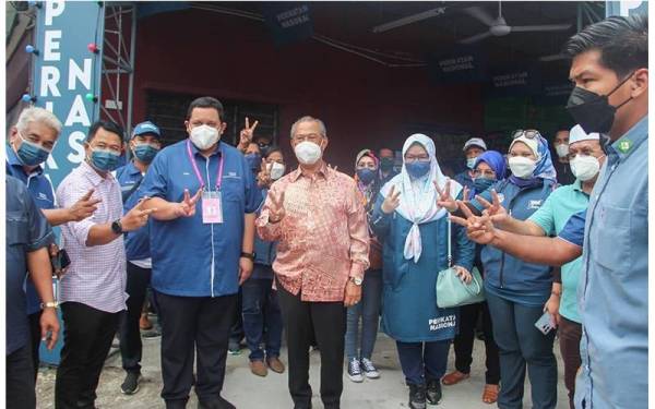 KUNJUNGAN - Pengerusi PN, Tan Sri Muhyiddin Yassin (empat dari kiri) bergambar bersama calon PN DUN Johor Lama, Alias Rasman (tiga dari kiri) ketika kunjungannya di bilik gerakan PN Zon Timur, Kota Tinggi.