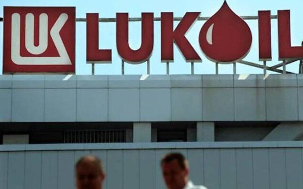 Gambar fail menunjukkan syarikat minyak multinasional Rusia, Lukoil. - Foto AFP 
