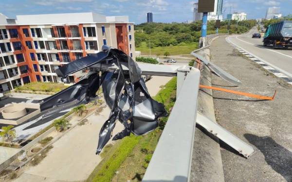 Kereta Toyota Vios dipandu mangsa hilang kawalan sebelum terhumban ke bawah Jambatan Syed Abdul Aziz di Taman Kota Laksamana, di sini, pada pagi Rabu.