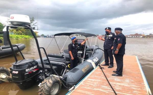 Muhamad Zaki (tengah) bersama Pegawai Pemerintah Markas Operasi PPM Pengkalan Kubor, Asisten Superintendan Mohd Rudzuan Ahmad (kiri) melakukan tinjauan di sempadan Malaysia-Thailand di Tumpat, pada Rabu. - Foto Sinar Harian