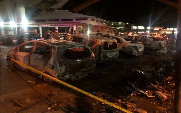 Kebakaran di kawasan parkir motosikal turut menyebabkan empat kereta musnah dalam kebakaran di PPR Intan Baiduri, awal pagi Jumaat lalu.
