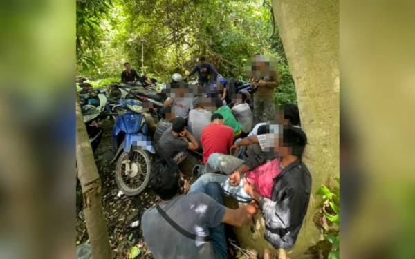 Seramai 22 penagih yang ditahan dalam serbuan Ops Sarang di Gunung Keriang pada Rabu. - Foto IPD Kota Setar