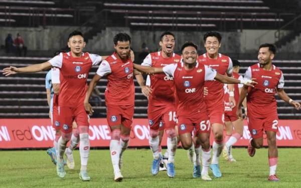 Saddil Ramdani (tiga dari kanan) meraikan jaringannya bersama rakan-rakan sepasukannya di Stadium Likas sebentar tadi. - Foto Bernama