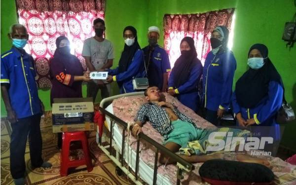 Sumbangan yang disampaikan oleh PIBG SMK Jengka 16 oleh AJK persatuan,Irrayati Md Nayan (empat dari kiri) kepada Sariah(dua dari kiri) sambil diperhatikan Nor Azmi (tiga dari kiri) dan Ahmad(kiri) di kediaman keluarga itu di Felda Jengka 20 pada Rabu.