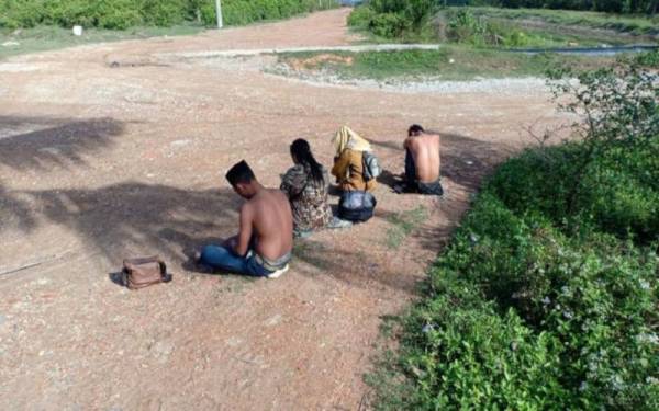 Empat warga asing ditahan dipercayai baharu masuk ke negara ini dengan menggunakan bot melalui laluan laut di Jeti Nelayan Assam Jawa pada Rabu.