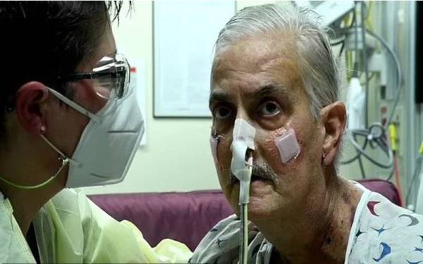 Gambar fail menunjukkan David Bennett (kanan) di Pusat Perubatan Universiti Maryland, Amerika Syarikat. - Foto University of Maryland School of Medicine/YouTube