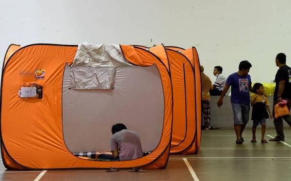 Suasana di PPS Dewan Kenanga Majlis Bandaraya Shah Alam, Seksyen 28, Shah Alam yang menempatkan 44 keluarga mangsa banjir dari Bukit Lanchung pada Selasa. - Foto Bernama