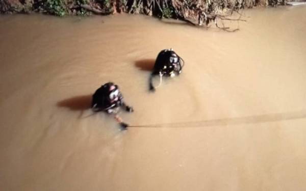 Anggota bomba ketika sedang melakukan operasi mencari dan menyelamat mangsa pada Rabu.