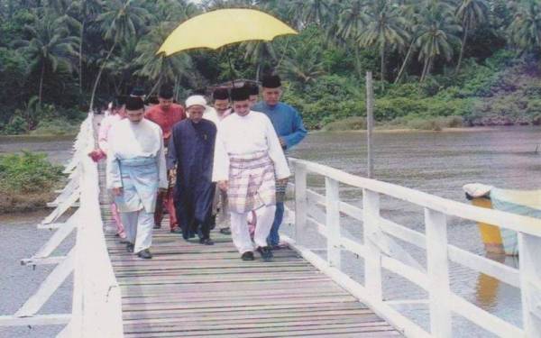 Jambatan kayu Pulau Sekati pernah menerima kunjungan Sultan Terengganu, Sultan Mizan Zainal Abidin yang mencemar duli melalui kawasan itu suatu ketika dahulu.