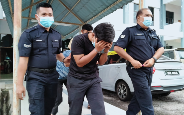 Tertuduh dibawa keluar dari Mahkamah Majistret Sungai Petani selepas selesai pendakwaan pada Khamis.