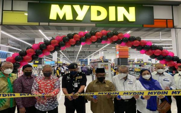 Abdul Rahman Yunos (lima dari kiri) mengetuai pemotongan riben sebagai gimik perasmian pembukaan Mydin Tunjong di sini pada Khamis.