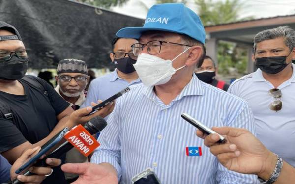Anwar ketika ditemui pemberita selepas menyantuni pengundi di Dewan Undangan Negeri (DUN) Semerah di Kampung Tambak pada Khamis.