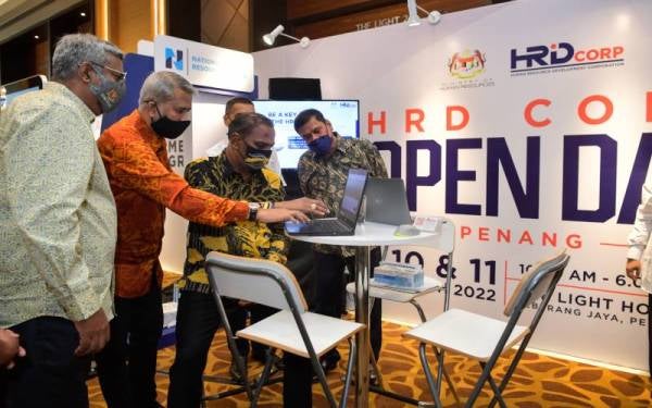 Saravanan (tiga dari kiri) ketika melakukan lawatan selepas merasmikan Hari Terbuka dan Siri Forum Nasional HRD Corp pada Khamis. - Foto Bernama