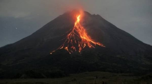 Gunung Merapi telah meletus sebanyak 17 kali sejak jam 11.18 malam Rabu hingga 7.33 pagi Khamis (waktu Indonesia barat).